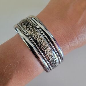 Vintage 70's Floral Detailed Silver Toned Wide Cuff Bracelet